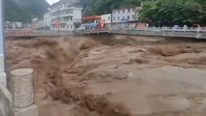 Mưa lớn ở Ankang, Thiểm Tây gây ra lũ quét