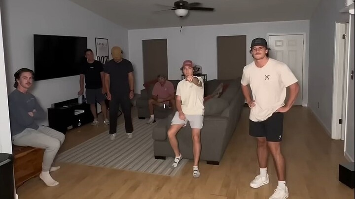 Play the game "Only when the lights are off can you move" with the brothers