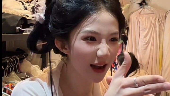 Hahaha, mulut mungilnya terus ngoceh sambil kabur lincah banget! Yap, siapa lagi yang ngasih tahu ka