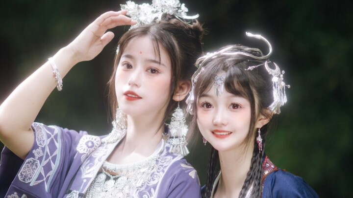 There are sisters like this—taking photos doesn’t cost a thing!