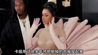 卡姐用很多年把脱掉的衣服穿起来，lisa却用一秒成为脱衣舞娘。