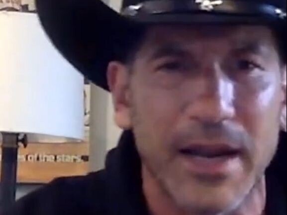 الشخص الذي يقول "لا أحب القيلولة" ثم يذهب إلى الفراش في السابعة مساءً: