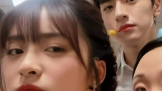 Shen Yue×Lin Yi Saya tidak ingin mengetuknya, tapi dia membantunya mengangkat roknya