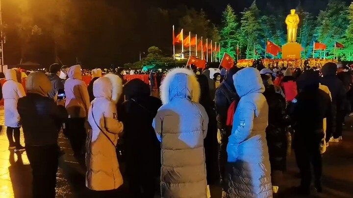 韶山冲，广场上人山人海、彻夜难眠