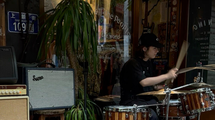 Can Jiahao even get the hi-hat and bass drum right on the drum set??
