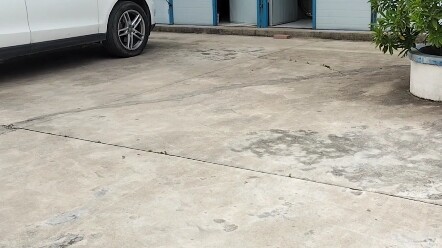 ไปทวงค่าจ้าง แต่ถูกยามกั้นไม่ให้เข้า