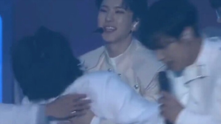 مرت أربع سنوات، وما زال الشخص الذي يعرف جيدًا مدى خوفه من البالونات بجانبه دائمًا، وهو أول من يمنحه 