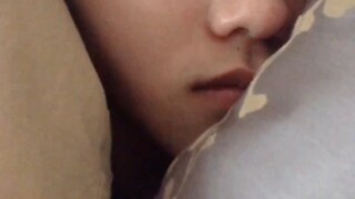 好兄弟非要摸着的肚子睡觉 #搞笑 #万万没想到