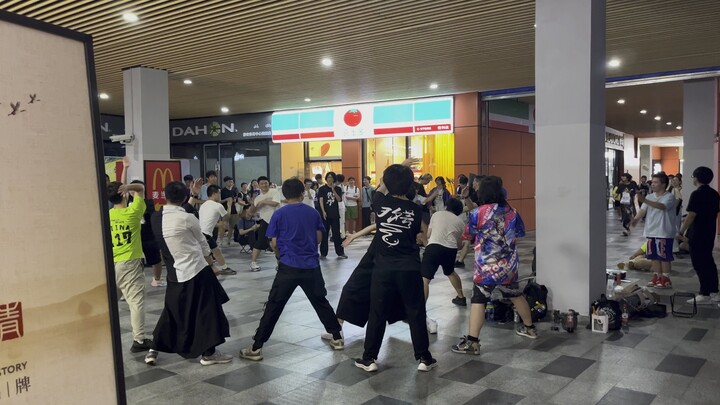 YKN's big banana sounded outside the Roselia stadium in Shanghai