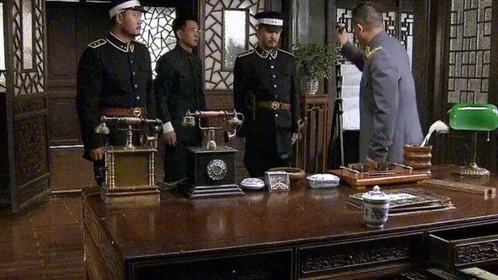 A classic scene of a subordinate firmly standing up to their boss during a tax audit—this clip never