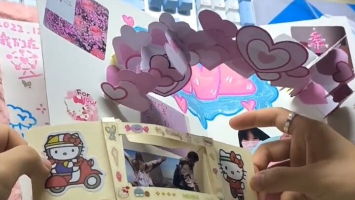 أخي، دعنا لا ننظر إلى الهدايا الآن، يبدو أن زميلي في الغرفة على وشك التحول!