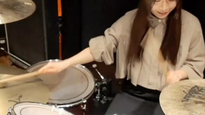 Thử thách chơi trống của nhân vật chính do tân binh tay trống 16 tuổi đảm nhiệm – trống jazz của Nij