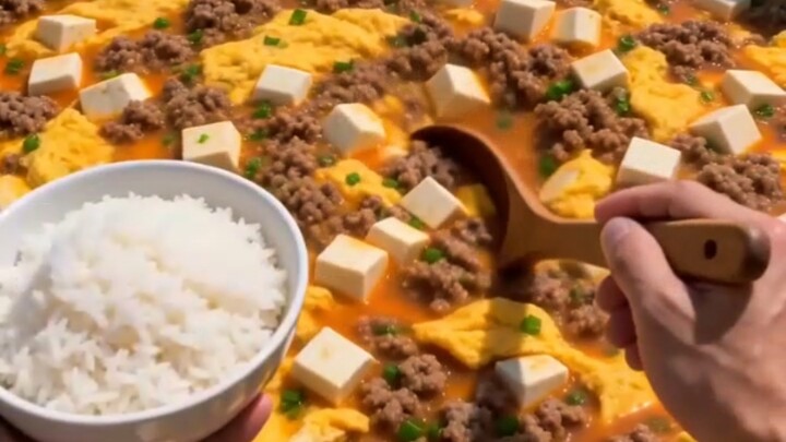 Trapped in a deserted villa, eat a certain food and you’ll be let out—plus a reward of one billion.