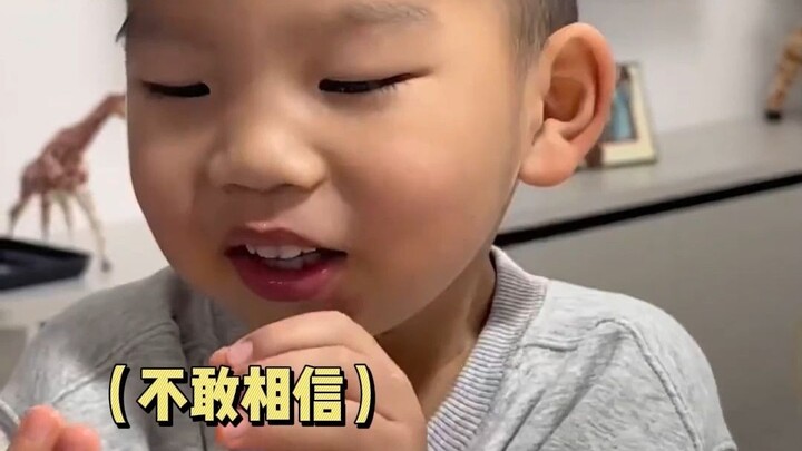 Em bé cẩn thận nhé, cái cốc của em hình như đang nói chuyện đó!