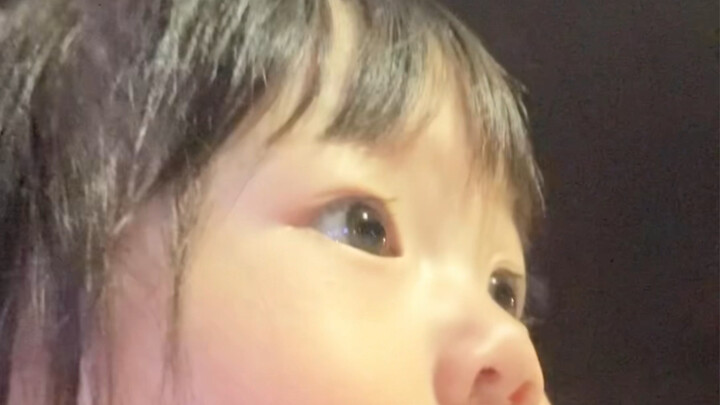 มุมมองสายตาแรกของการถ่ายเซลฟี่ของเบบี๋ ดูท่าจะกลายเป็นยูทูปเบอร์ตัวน้อยแล้ว