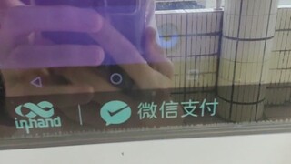 أخي نجح في فتح ثلاثية أندرويد الكبرى في آلة البيع بالمدرسة