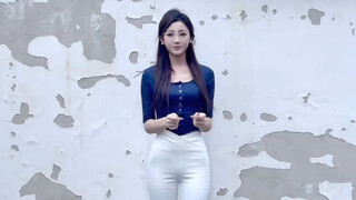 I finally got to wear the auntie outfit I love, but my little sister took a backlit photo of me—I'm 