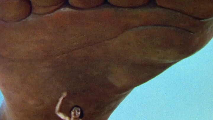 Người đàn ông suýt bị bàn chân hôi đạp chết