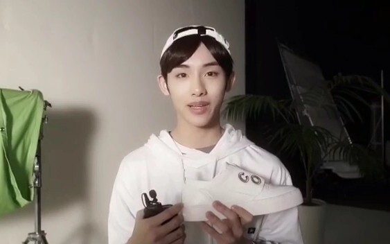 【winwin】这双鞋子色彩非常鲜艳