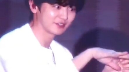 Isn’t this exactly the moment fans live for? #ParkChanyeol# EXO.