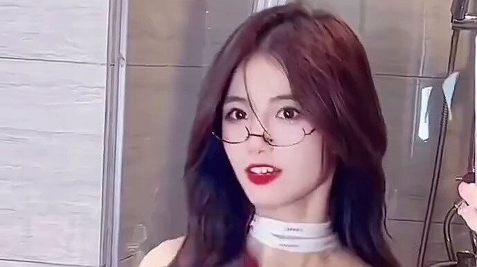 ดูแล้วเลือดกำเดาไหลเลย สาวสวยเต้นอย่างเร่าร้อน