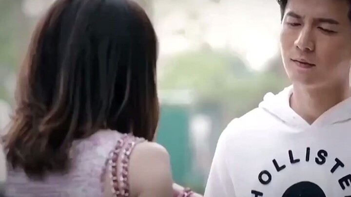 “Tôi cứ nghĩ tình yêu là tôi yêu bạn, bạn yêu tôi, mãi sau này mới hiểu ra: tiền – cái chữ ấy, chẳng