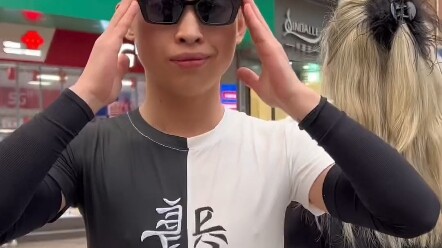 มังกรสองตัวกำลังเล่นกับไข่มุก!