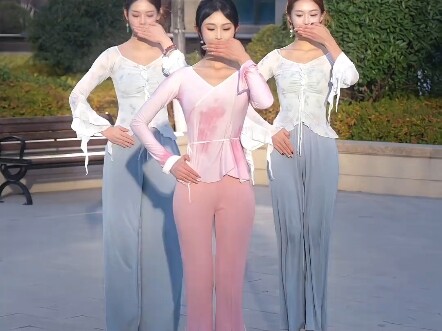 الشَّعرُ يشيب، والزَّمنُ يشيب، وتكتسي السِّنون بثوبٍ فضِّيّ، هادئةً وجميلةً.