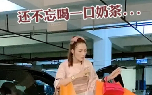 Sự khác biệt khi đàn ông và phụ nữ xuống xe, đúng là quá chân thực!