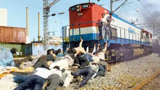 Train to Busan (2016) Action Horror Thriller Film Explained in Hindi/Urdu Summarized