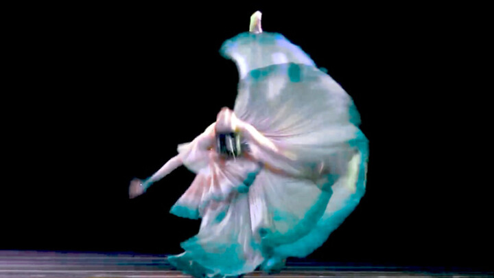 "Drunk, I didn't realize the sky was mirrored in the water; my boat filled with clear dreams gently 