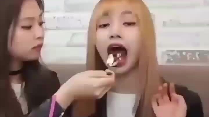 【Blackpink】Lisa真是被Jennie一口一口喂大的小忙内