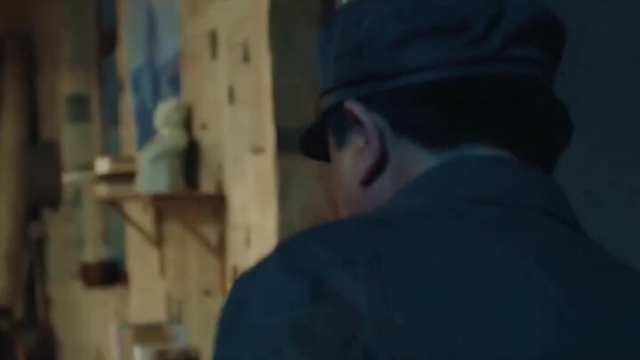 Vì cất giấu sách tiếng Anh, lãnh đạo không biết tiếng Anh liền kéo người phụ nữ ra ngoài xử tử.