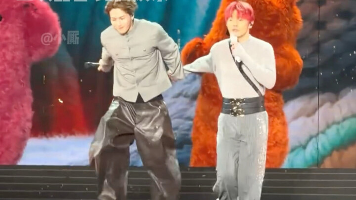 It feels like Jackson Wang’s sauce is a bit more expensive… Sorry, Jackson Wang and Teacher Li Rongh