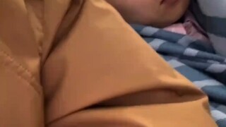 本在飞机上睡觉的男生，听到飞机餐发放的时候直接睁眼清醒