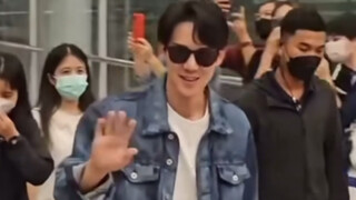 原来小电话之前哥的事业也很成功呢，小电话播出之后接机的人会更多吧！！