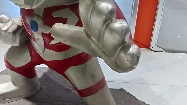 I found the co-branded statue of Ultraman Millennium in the mall.