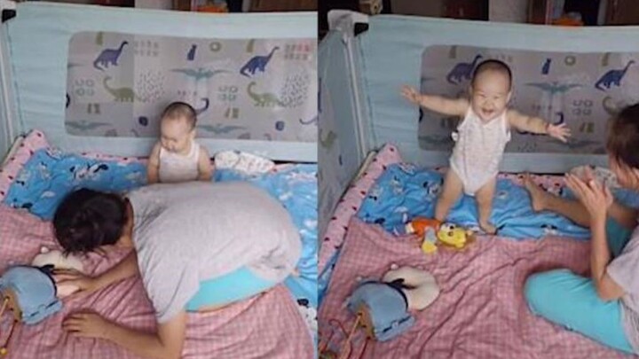 Em bé một tuổi học theo mẹ tập đứng, vừa lắc lư đứng dậy đã nở nụ cười khiến cư dân mạng thốt lên: q