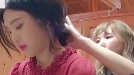 【Red Velvet】Yang satu membantu mengikat rambut *tara yang lain mengambil foto di sebelahnya
