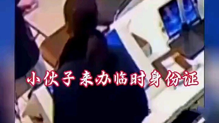 Pemuda datang untuk membuat kartu identitas sementara, dan petugas polisi wanita ini menjadi viral d