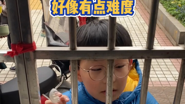 วันนี้ เด็กชายตัวเล็กผู้ฉลาดคนนี้ดูเหมือนจะขี้เหนียวหน่อยนะ