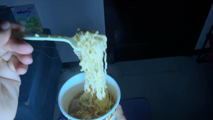 Bị đánh thức lúc nửa đêm, bật dậy ăn mì gói.