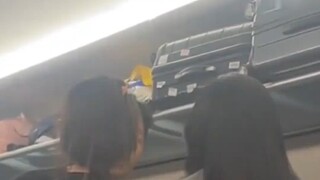 原视频  高铁上素质情侣抱怨小孩子吵闹，被家长怒怼“你不生小孩吗”，车厢乘客看不下去劝家长 反被辱骂