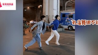 2名男生在路边跳“孔雀舞”，舞姿惊艳网友：“公孔雀”也好看！
