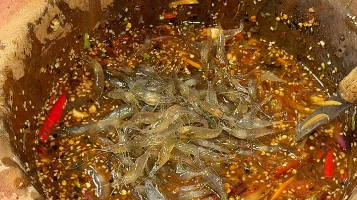 Bouncing shrimp on the streets of Xishuangbanna, Yunnan—still leaping in your mouth!!!