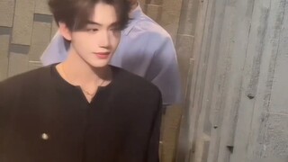 “不愧是魔都，185以下男模都在上海活不下去，比某些没出道爱豆还优质”