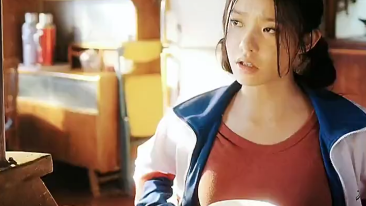 Cảnh tượng ngại ngùng giữa anh trai và em gái.