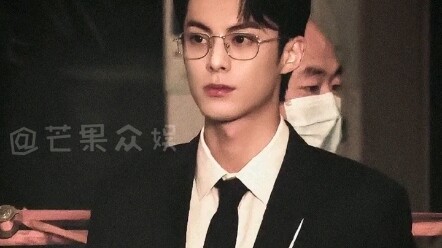 หวังเหอตี๋ใช้ความรักเป็นที่พักพิง เขานั่งรถโรลส์-รอยซ์ แต่ในชีวิตจริง เหอตี๋เท่และมาดเจ้านายยิ่งกว่า