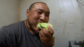 Merekam kehidupan masyarakat di lapisan terbawah, makan acar dan mie instan sepulang kerja, dengan h