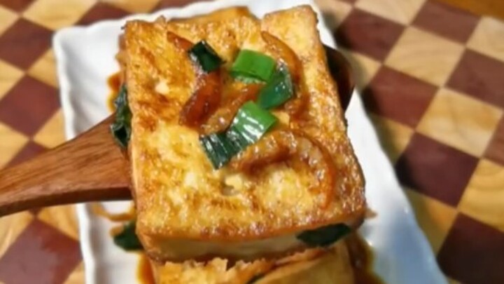 “Sang Kaisar begitu menyedihkan, apa lagi yang bisa ia makan?” “Tahu Tuan Muda Jiang”